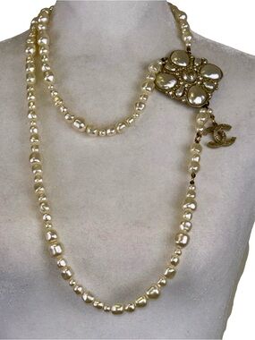 CHANEL LONG PEARL SAUTOIR NECKLACE